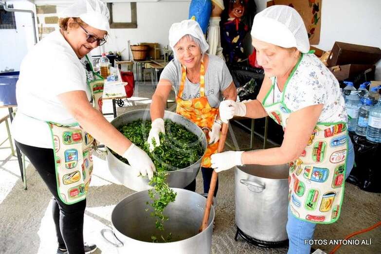 Miembros del Patronato de Fiestas prepara el potaje de berros que esta noche se repartirá entre los peregrinos (Foto Antonio Alí)